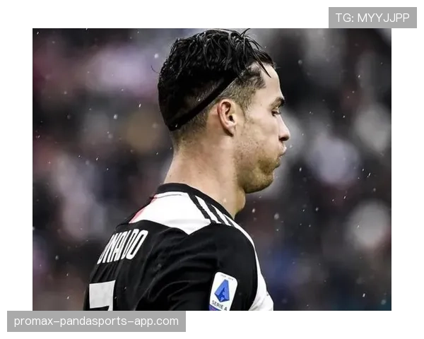 C罗新家客厅一角被拍，我的租房合同在旁边默默哭